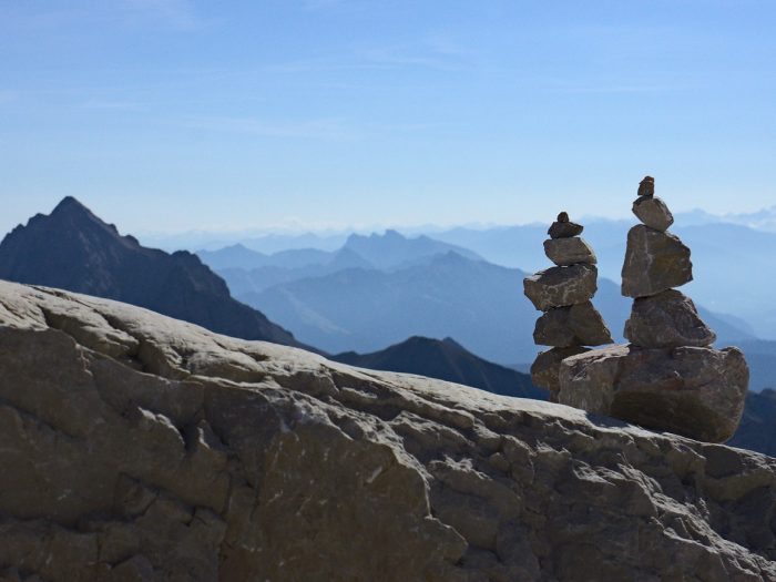 Zen-Steinstapel in den Alpen