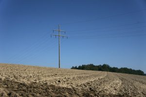 Einsamer Strommast in Niederbayern