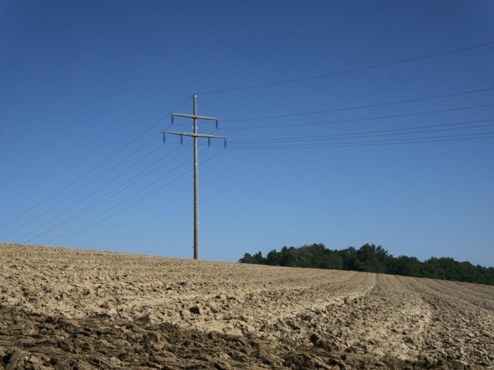 Einsamer Strommast in Niederbayern