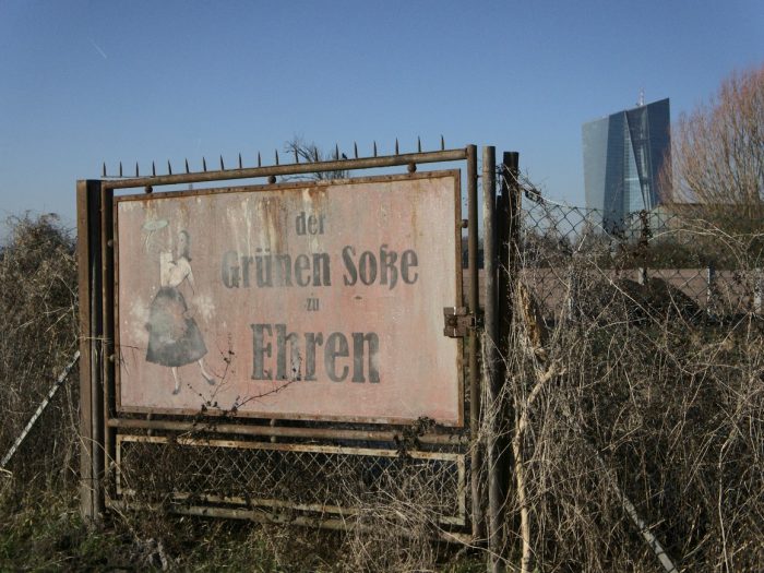 Altes Schild auf Gemüsefeldern vor Frankfurt