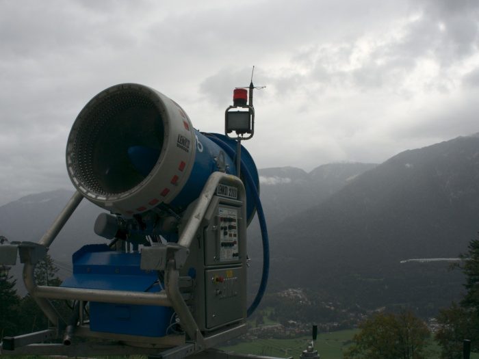 Schneekanone blickt ins Tal bei Garmisch