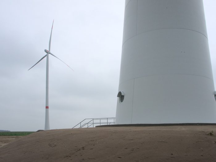 Windräder von nah und fern