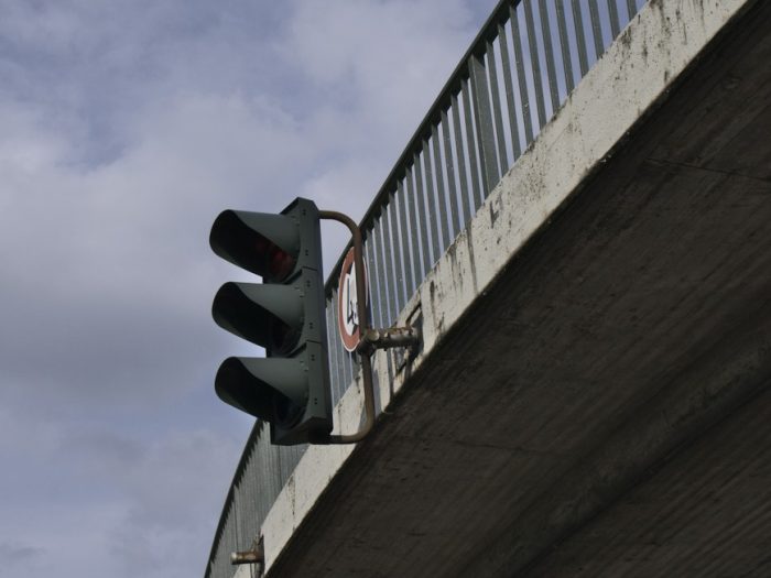 Ampel an Fußgängerbrücke