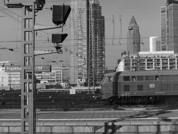 Frankfurter Skyline vom Bahnsteig aus