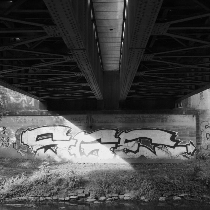 Graffiti unter Bahnbrücke