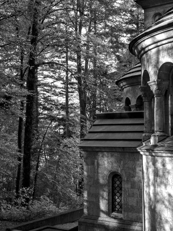 Kapelle im Wald am Seeufer