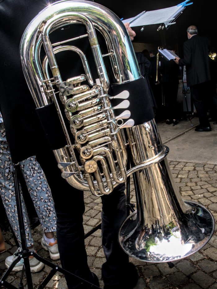 Tubaspieler bei der Eröffnungsfeier zu Kosmos Koenig in der Kugelhalle am Ganslberg