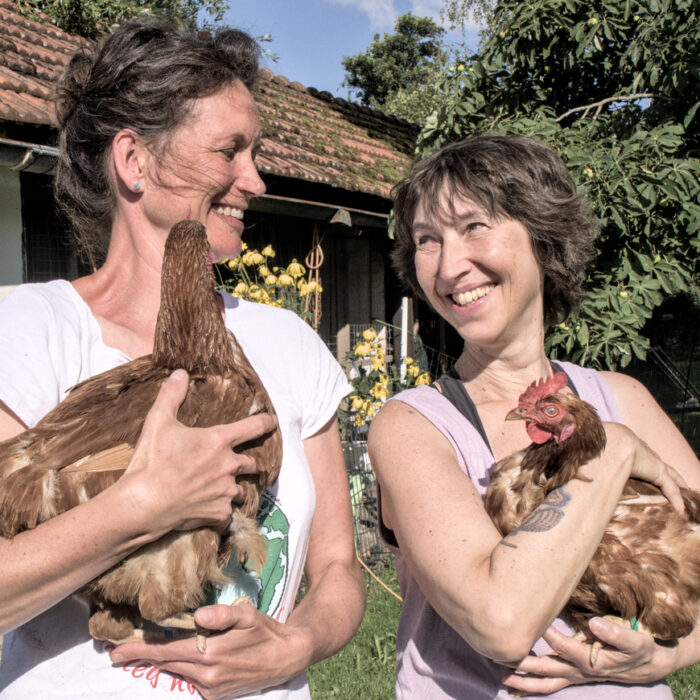 Anja und Gitte mit ehemaligen Legehennen