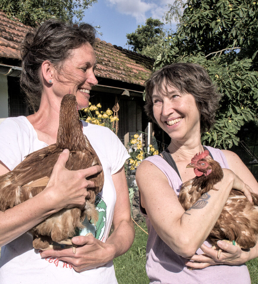 Anja und Gitte mit ehemaligen Legehennen