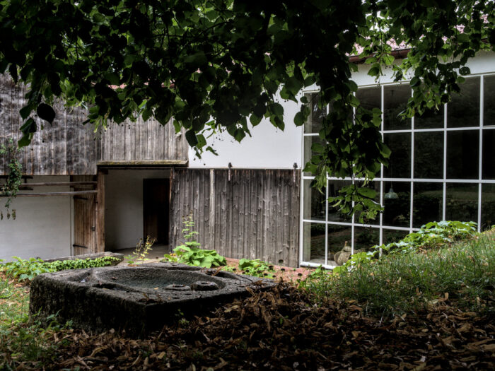 Atelierfenster und Durchgang zum Innenhof