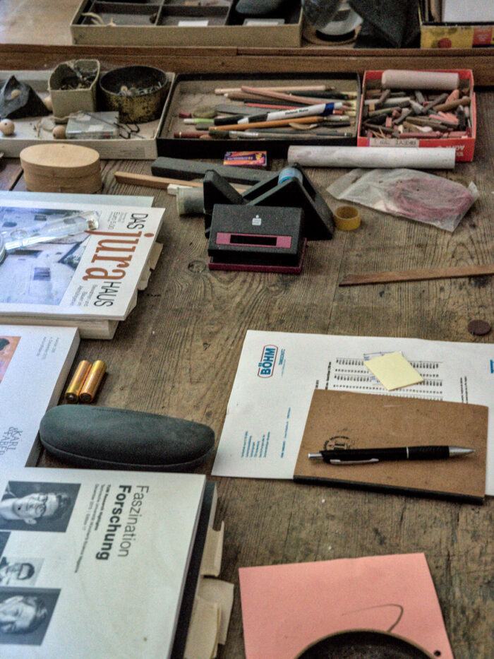 Utensilien am Werkstisch im Atelier
