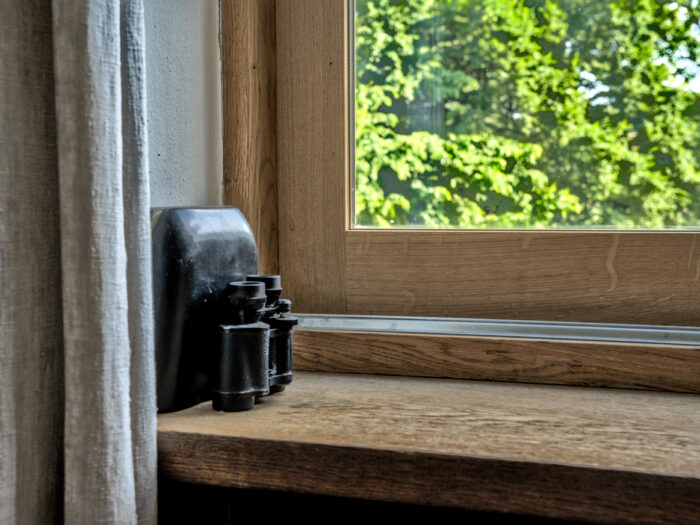 Fernglas vor dem Wohnzimmerfenster