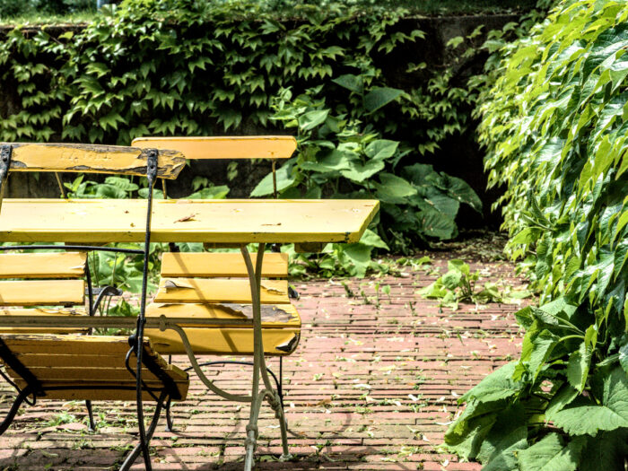 Gartentische vor dem Atelierfenster