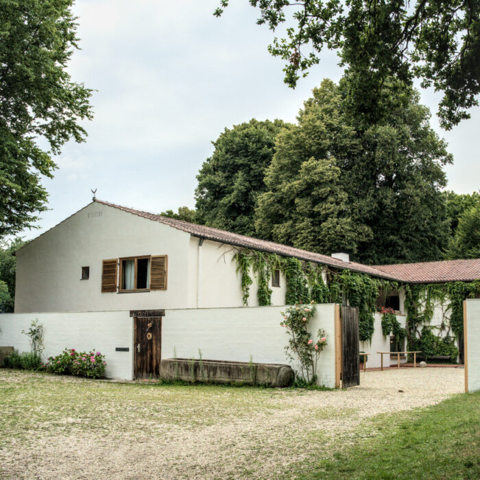 Hoftor zum Anwesen mit Blick in den Hof