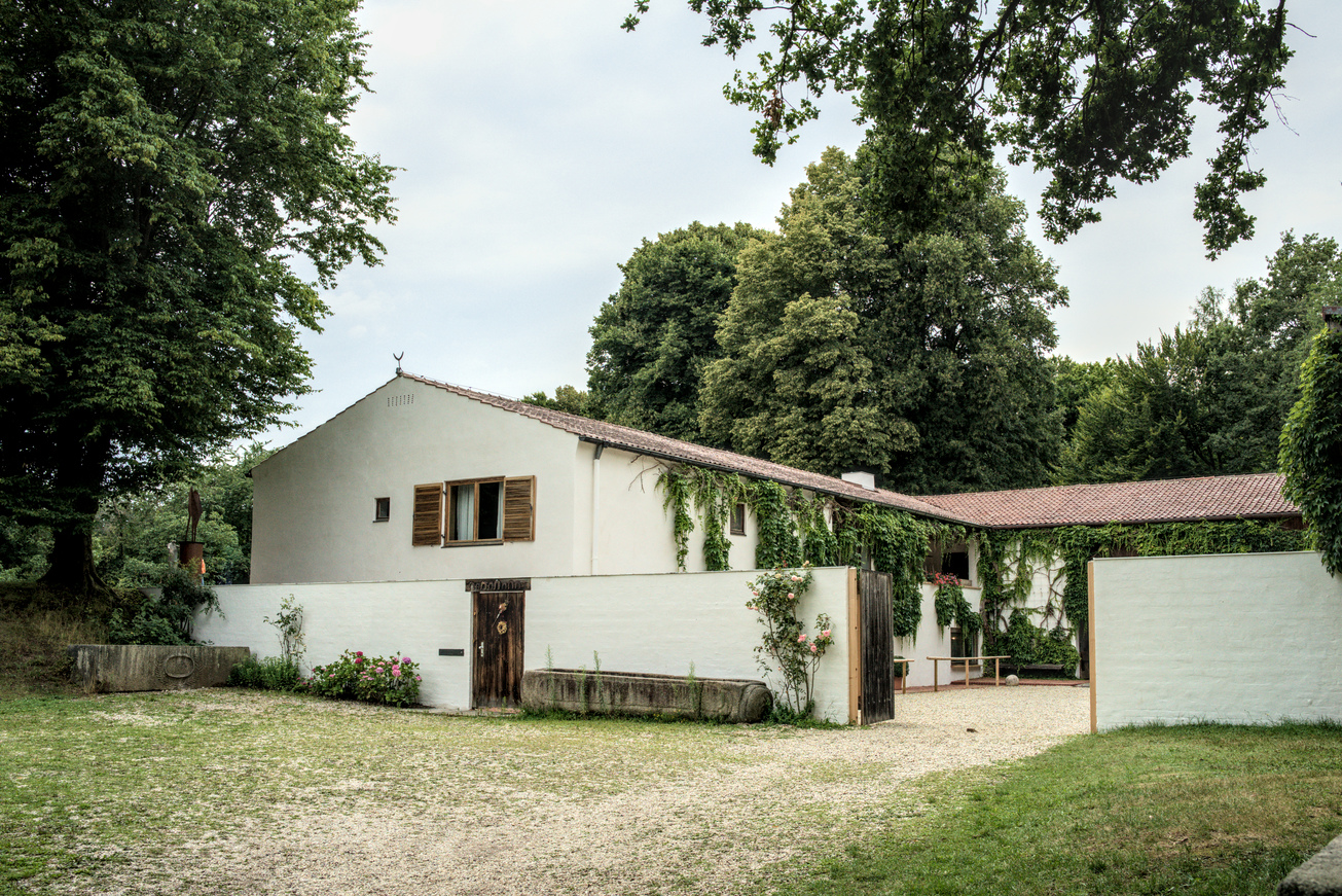 Hoftor zum Anwesen mit Blick in den Hof