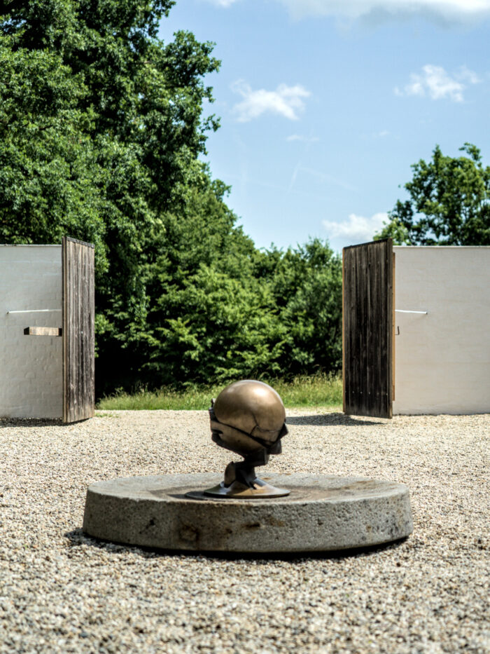 Modell der großen Kugelkaryatide im Innenhof