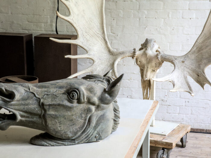 Rosskopf und Elchschädel im Atelier