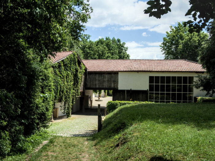 Hinterseite des Hofs mit Atelierfenster