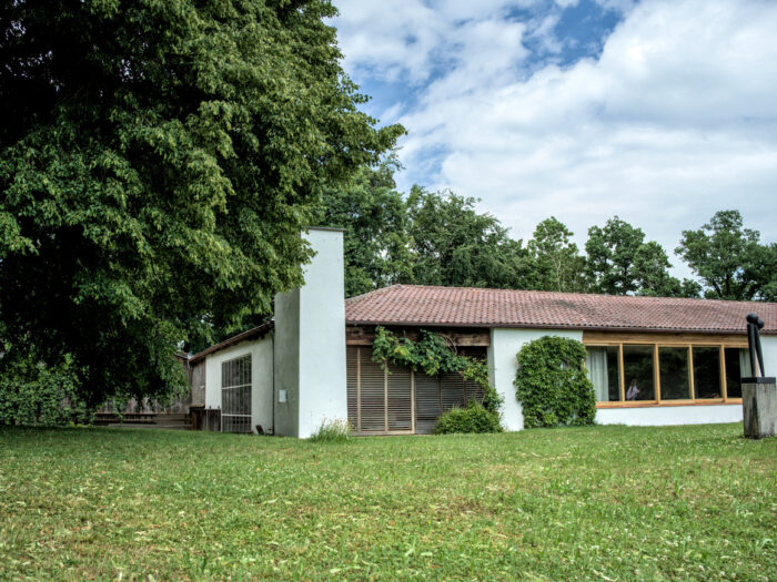 Blick auf das Wohnhaus vom Skulpturengarten aus