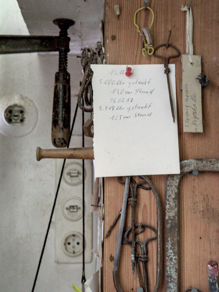 Werkzeugstilleben an Regalseite im Atelier von Fritz Koenig
