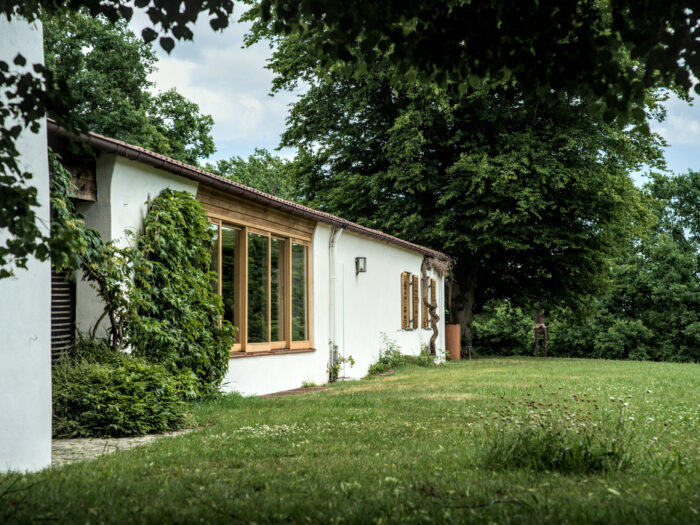 Wohnzimmerfenster auf der Hausvorderseite